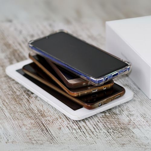 Anciens smartphones empilés ne servant plus